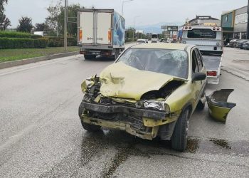 Bursa’da otomobil kamyonete çarptı: 2 yaralı