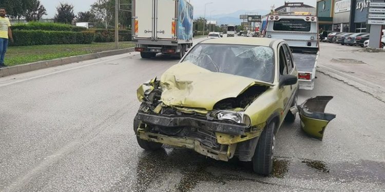 Bursa’da otomobil kamyonete çarptı: 2 yaralı