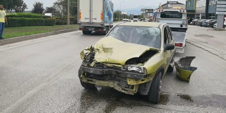 Bursa’da otomobil kamyonete çarptı: 2 yaralı