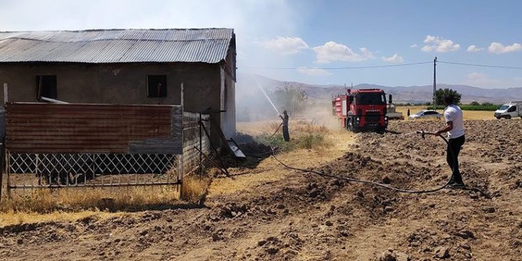 Elazığ’da ahır yangını