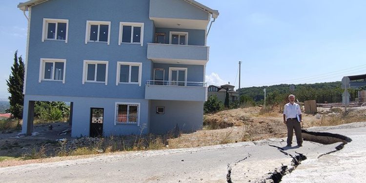 Bursa’da inşaat çalışması yolu çökertti