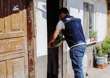 Karacabey’de ihtiyaç sahiplerine karpuz dağıtıldı