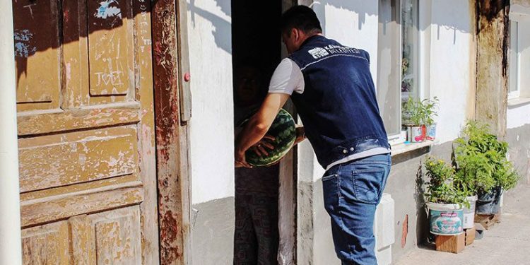 Karacabey’de ihtiyaç sahiplerine karpuz dağıtıldı