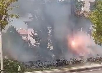 Aksaray’da elektrik direğindeki kablolar patladı