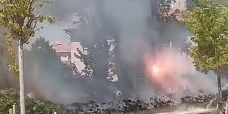 Aksaray’da elektrik direğindeki kablolar patladı