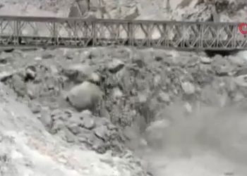 Pakistan’da köprü sel sularına kapıldı