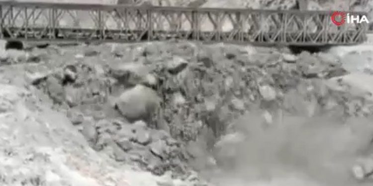 Pakistan’da köprü sel sularına kapıldı