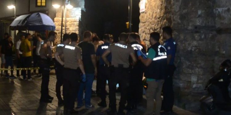 Antalya’da silahlı kavga: 1’i ağır 3 yaralı