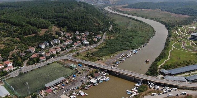 İstanbul’da Riva sahili çamura bulandı