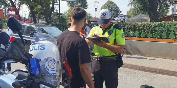 Bursa’da kask takmayan genç cezadan kurtulamadı