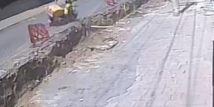 Muğla’da şeride takılan kurye kazılan kanala düştü