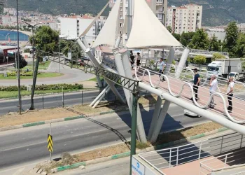 Bursa’da damperi açık kamyon üst geçide çarptı