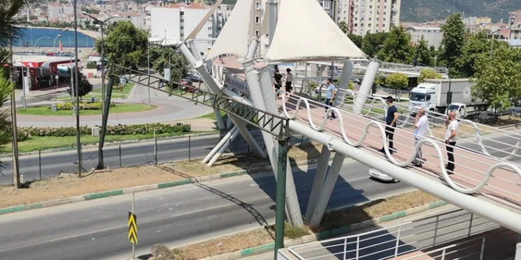 Bursa’da damperi açık kamyon üst geçide çarptı