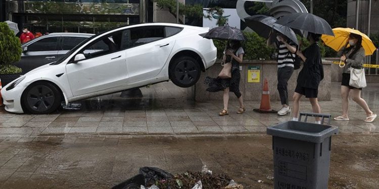 Güney Kore şiddetli yağışlara teslim