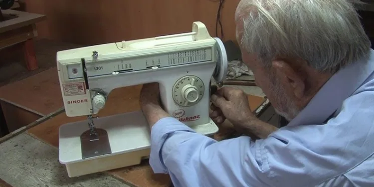 62 yıldır dikiş makinesi tamir ediyor