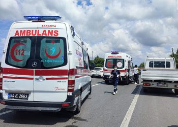 Sakarya’da otomobil tarlaya uçtu: 1’i çocuk 3 yaralı