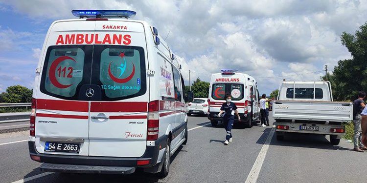 Sakarya’da otomobil tarlaya uçtu: 1’i çocuk 3 yaralı