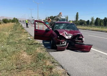Kontrolden çıktı aydınlatma direğine çarptı