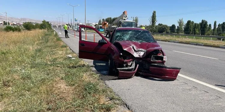 Kontrolden çıktı aydınlatma direğine çarptı