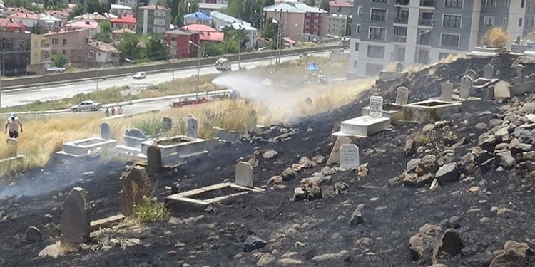 Kars’ta mezarlıkta yangın