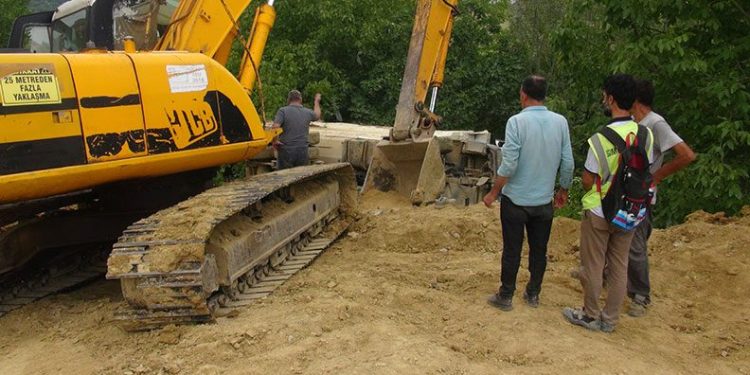 Kocaeli’de devrilen kamyondan atladı