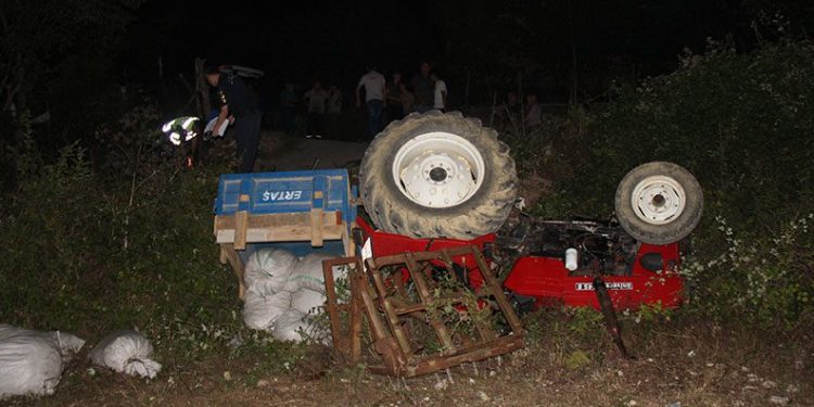 Feci kaza, evlerine 50 metre kala traktör devrildi
