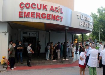 Hasta yakınları güvenlik görevlisine saldırdı