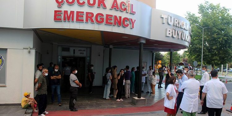 Hasta yakınları güvenlik görevlisine saldırdı