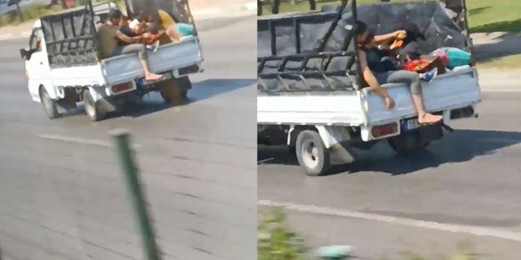 Bursa’da kamyonet kasasında tehlikeli yolculuk