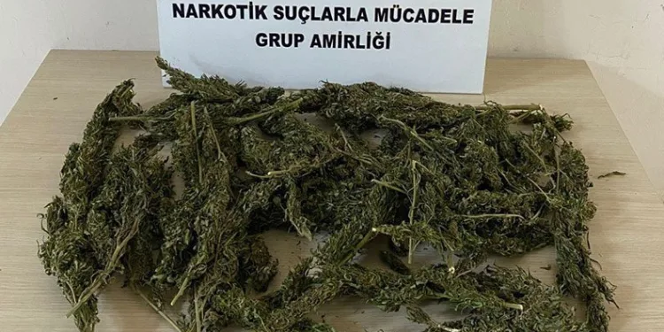 Poşette uyuşturucu madde taşıyan şüpheliye suçüstü