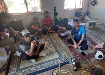 12 kaçak göçmen gizlenirken yakalandı