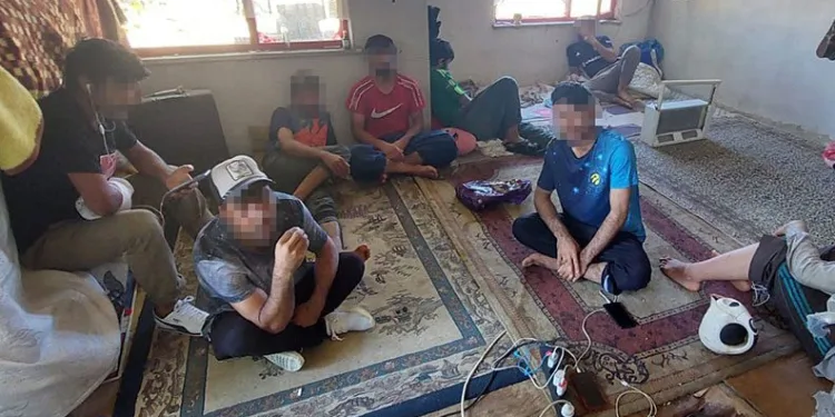 12 kaçak göçmen gizlenirken yakalandı