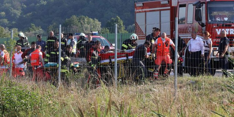 Hırvatistan’da otobüs devrildi: 12 ölü
