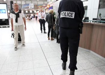 Fransa’da havalimanındaki bıçaklı saldırgan öldürüldü