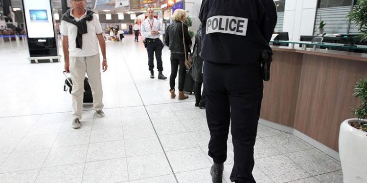 Fransa’da havalimanındaki bıçaklı saldırgan öldürüldü