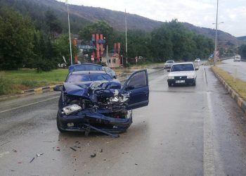 İki otomobil çarpıştı : 6 yaralı