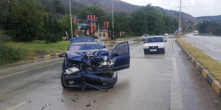 İki otomobil çarpıştı : 6 yaralı