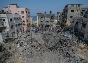 İsrail sivil yerleşim yerlerini vuruyor