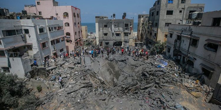 İsrail sivil yerleşim yerlerini vuruyor