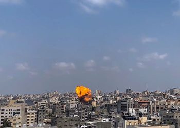 İsrail sivil yerleşim yerlerini vuruyor