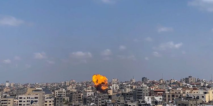 İsrail sivil yerleşim yerlerini vuruyor