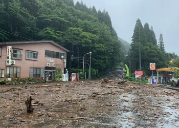 Japonya’da sel: Tren seferleri iptal edildi
