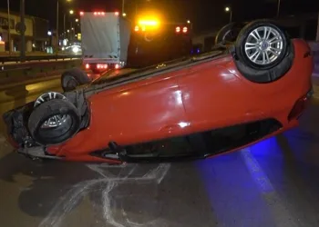 Bursa’da takla atan araçtan burnu bile kanamadan çıktı