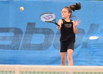 Nilüfer’de miniklerin tenis heyecanı