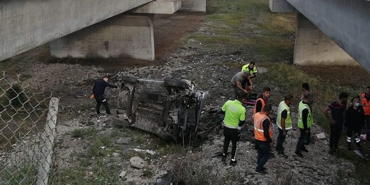 TEM’de otomobil viyadükten uçtu: 3 yaralı