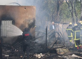 Ailesine kızdı, evi ateşe verdi