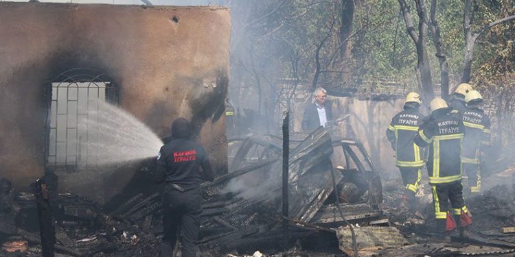 Ailesine kızdı, evi ateşe verdi