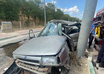 Bursa’da otomobil yön levhasına çarptı: 1 yaralı