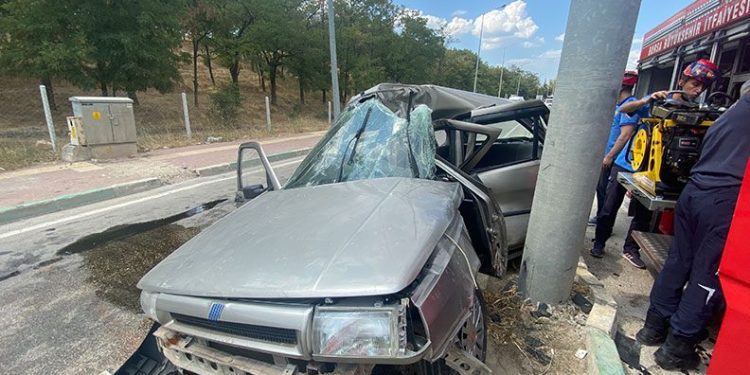 Bursa’da otomobil yön levhasına çarptı: 1 yaralı