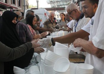 Bursa’da tarihi pazarda 30 yıllık gelenek bozulmadı